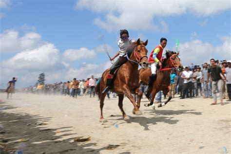 Ukuran lapangan pacuan kuda Arena pacuan kuda yang berada di Dusun Ngasinan, Desa Ngargotirto itu didirikan oleh mantan Bupati Sragen, Untung Wiyono